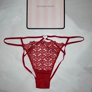 Victoria’s Secret
Sweetheart Lace Ouvert Cheeky Panty♥️
Red Lipstick

X